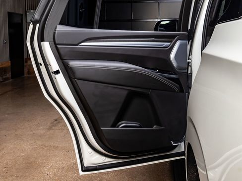 Used 2025 Cadillac Escalade V w/ LPO, ONYX Package image 36