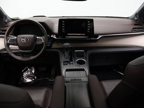 Certified 2024 Toyota Sienna Platinum FWD image 23