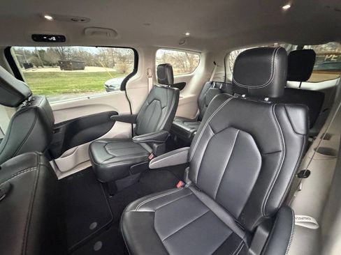 Used 2024 Chrysler Pacifica Touring-L image 11
