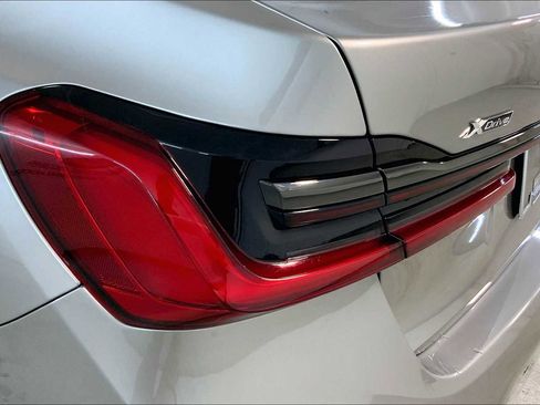 Used 2021 BMW 750i xDrive w/ Autobahn Package image 28