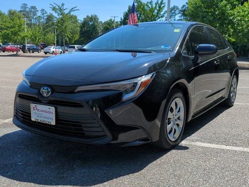 Used 2025 Toyota Corolla LE FWD image 8