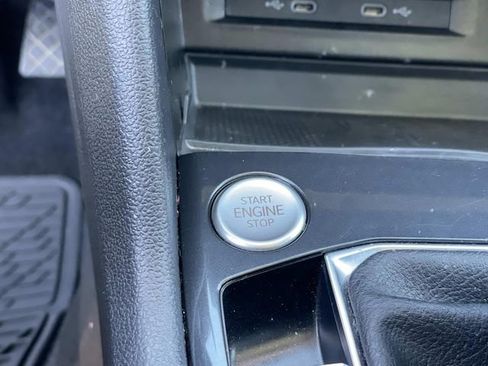 Used 2022 Volkswagen Tiguan SE w/ Panoramic Sunroof Package image 18