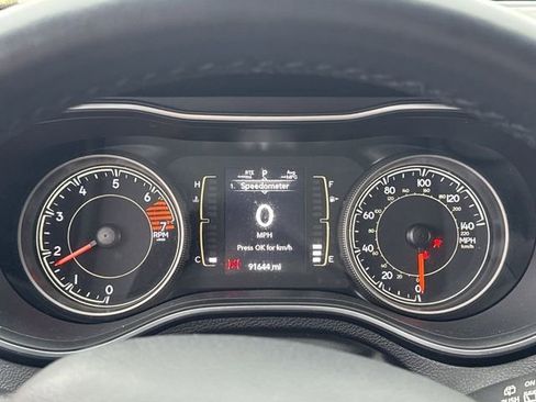 Used 2019 Jeep Cherokee Latitude Plus AWD/4WD image 14