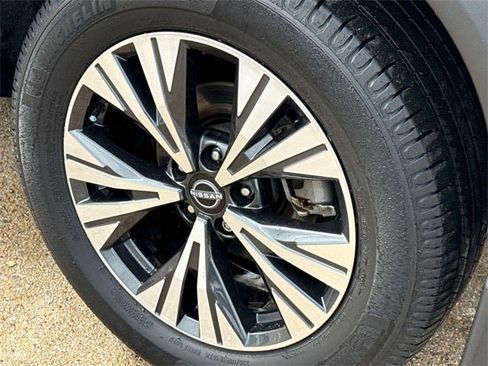 Used 2022 Nissan Rogue SV w/ SV Premium Package image 11