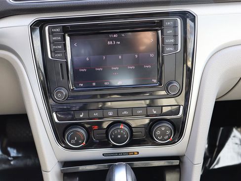 Used 2019 Volkswagen Passat 2.0T Wolfsburg image 19