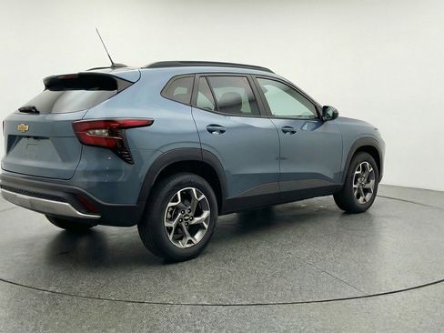 Used 2025 Chevrolet Trax LT w/ LT Convenience Package FWD image 9