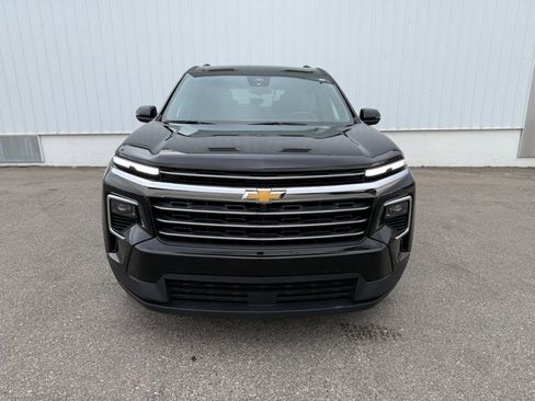 Used 2025 Chevrolet Traverse LT image 3