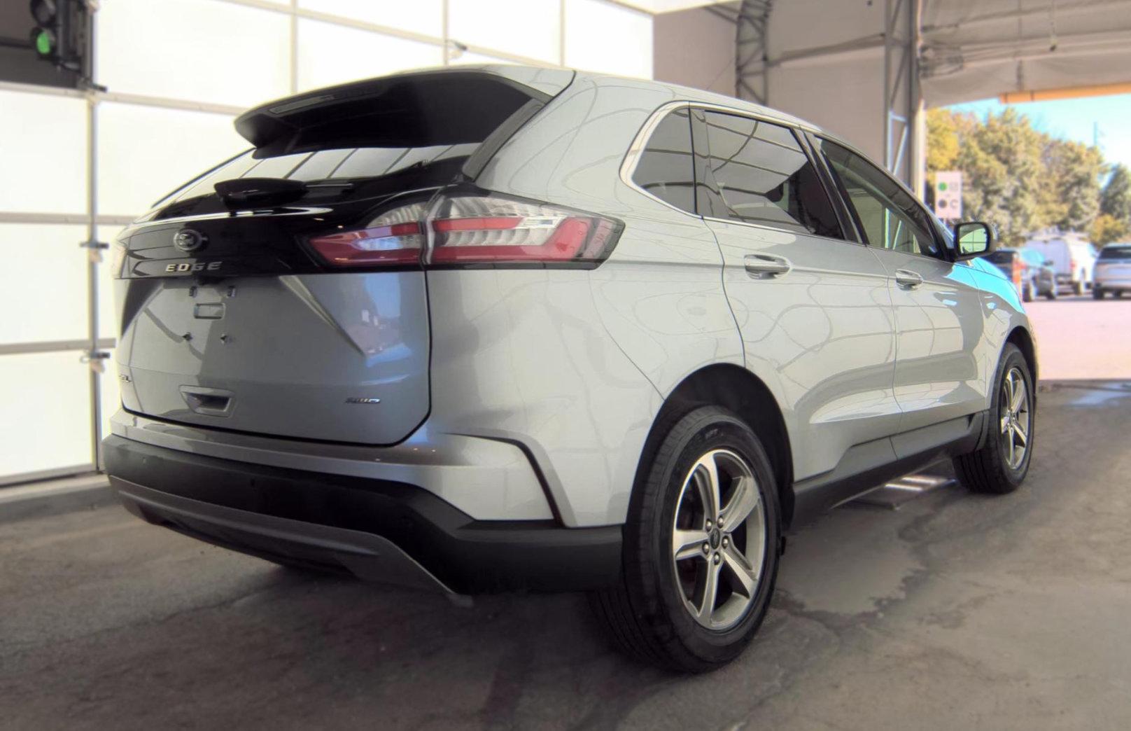 Used 2024 Ford Edge SEL w/ Convenience Package AWD/4WD image 4