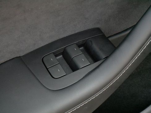 Used 2023 Tesla Model Y Long Range AWD/4WD image 19