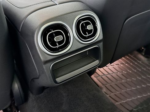 Used 2025 Mercedes-Benz C 300 Sedan image 28