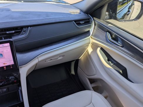 New 2025 Jeep Grand Cherokee Limited w/ Luxury Tech Group II image 16