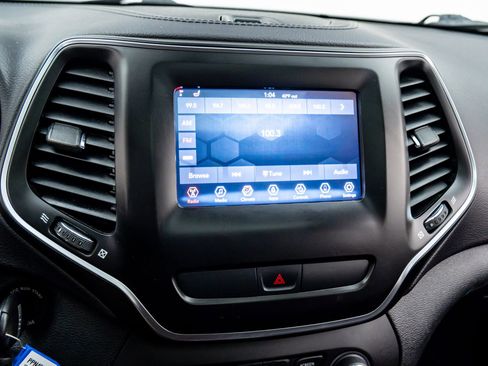 Used 2019 Jeep Cherokee Latitude w/ Cold Weather Group image 23