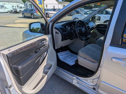 Used 2012 Dodge Grand Caravan SE FWD image 17