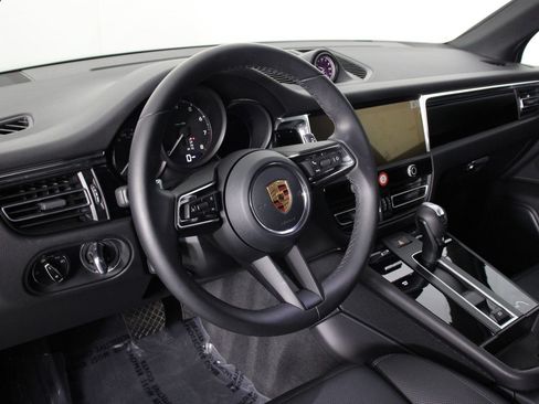 Certified 2026 Porsche Macan AWD/4WD image 4