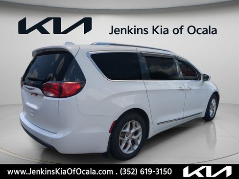 Used 2018 Chrysler Pacifica Touring-L Plus FWD image 3