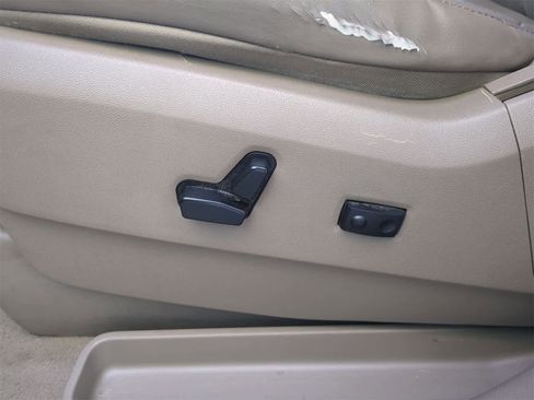 Used 2011 Chrysler Town & Country Limited image 16