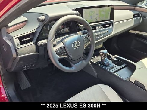 Used 2025 Lexus ES 300h w/ Premium Package FWD image 2