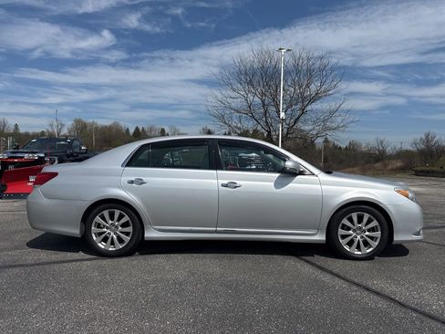 Used 2011 Toyota Avalon Limited image 3