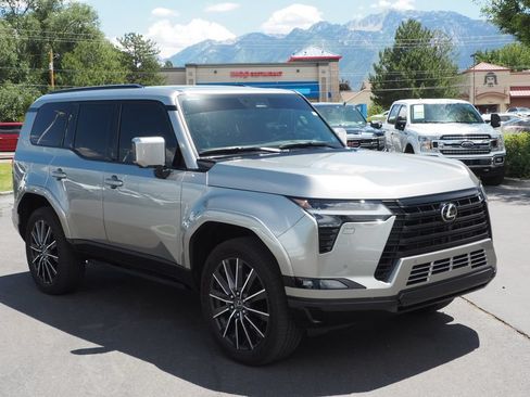 Used 2025 Lexus GX 550 w/ Accessory Package (31) AWD/4WD image 3