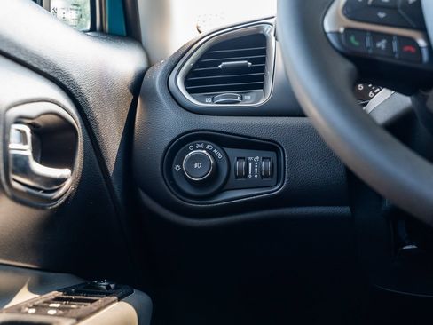 Used 2022 Jeep Renegade Latitude AWD/4WD image 24