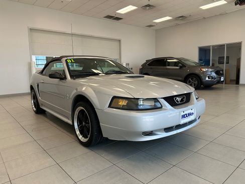 Used 2001 Ford Mustang Premium RWD image 4
