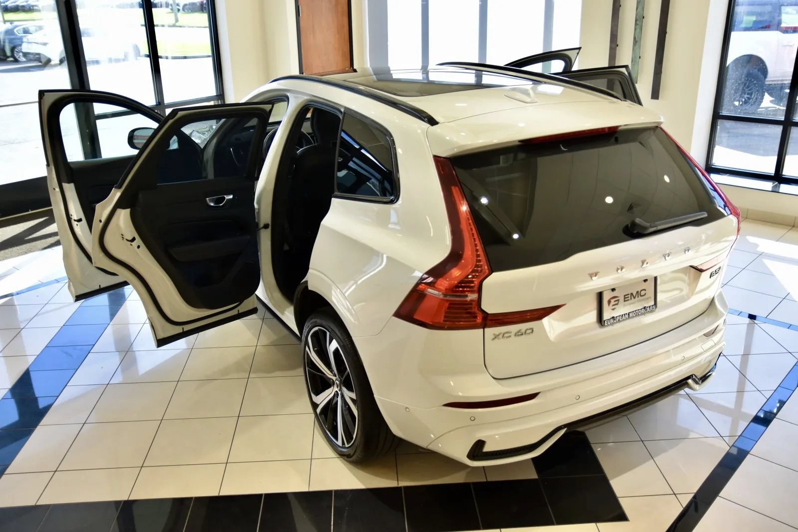 Used 2024 Volvo XC60 B5 Ultimate w/ Climate Package AWD/4WD image 8