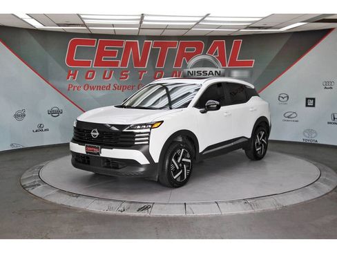 Used 2026 Nissan Kicks SV w/ SV Premium Package FWD image 2