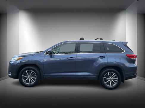 Used 2017 Toyota Highlander XLE image 2