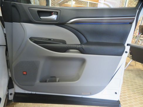 Used 2014 Toyota Highlander Limited image 28