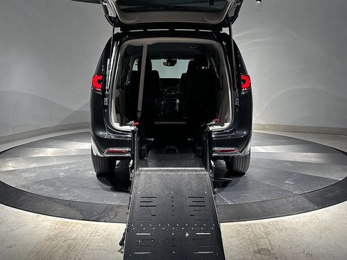 Used 2022 Chrysler Pacifica Touring-L FWD image 7