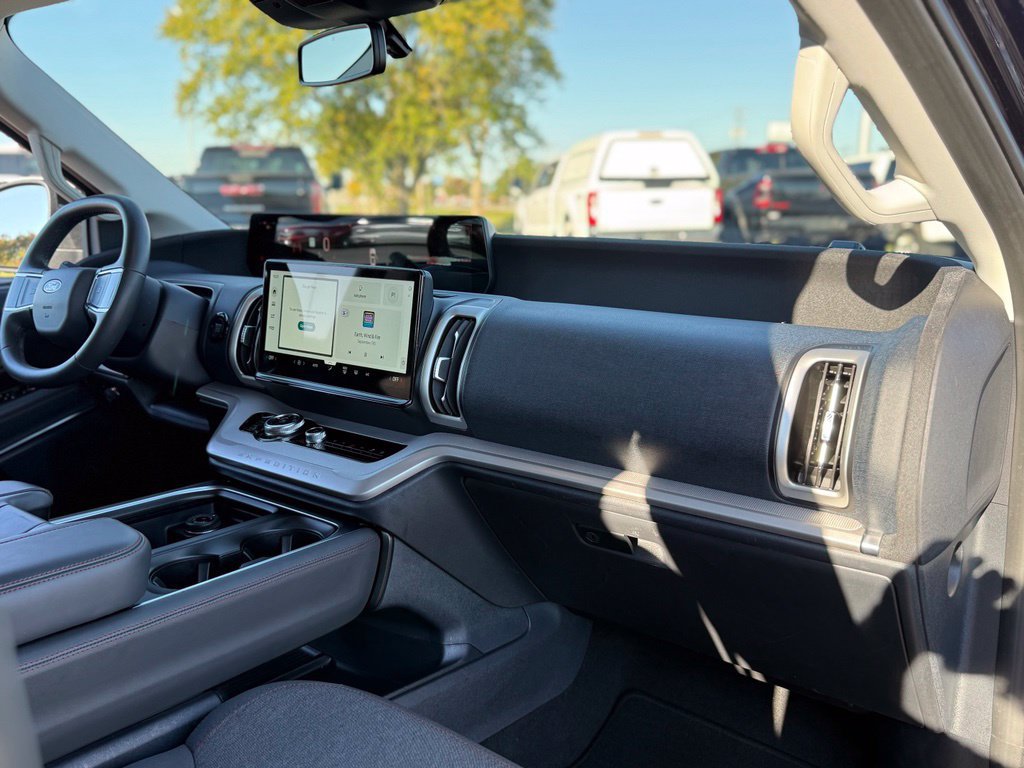 Used 2025 Ford Expedition Active AWD/4WD image 17