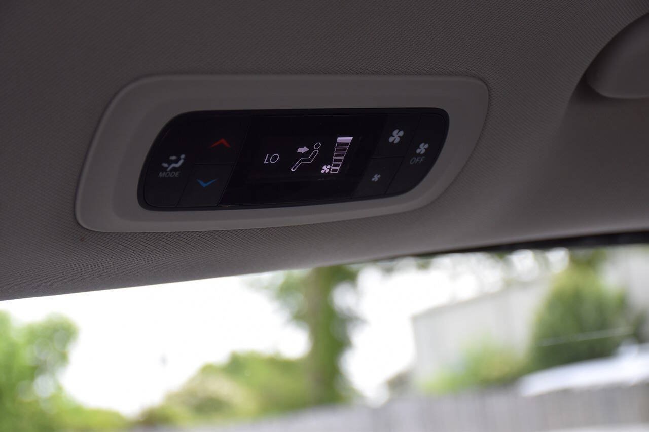 Used 2022 Chrysler Voyager LX FWD image 24