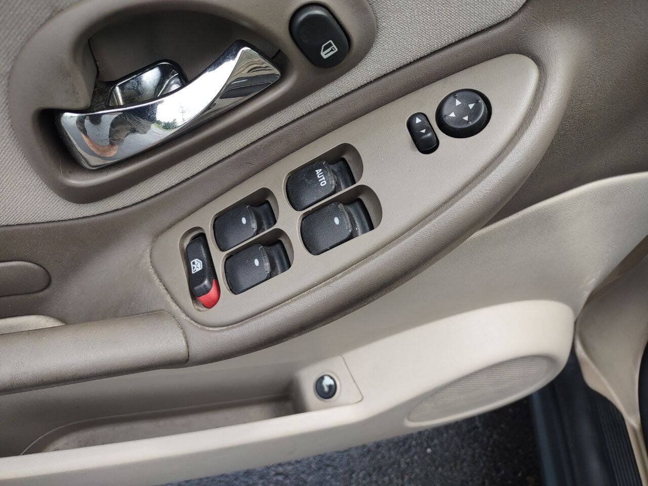 Used 2005 Chevrolet Malibu LS FWD image 12