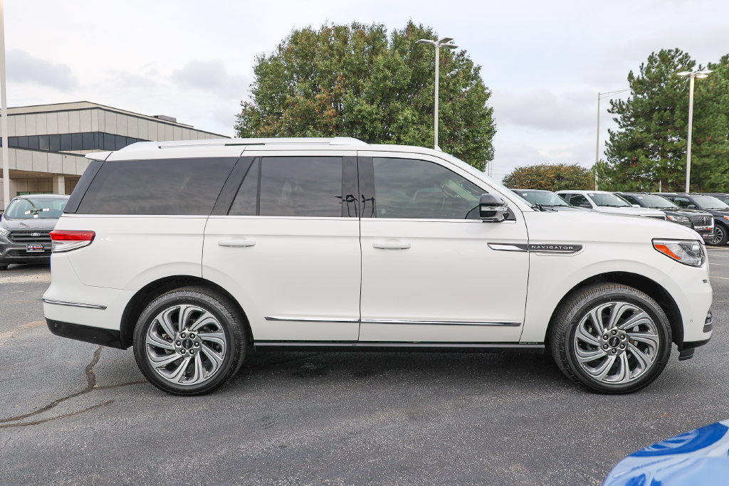 Used 2024 Lincoln Navigator Premiere AWD/4WD image 25