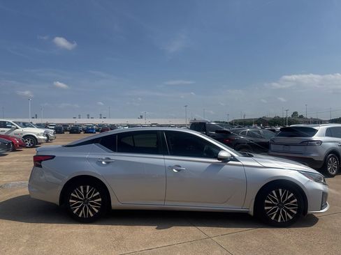 Used 2023 Nissan Altima 2.5 SV image 18