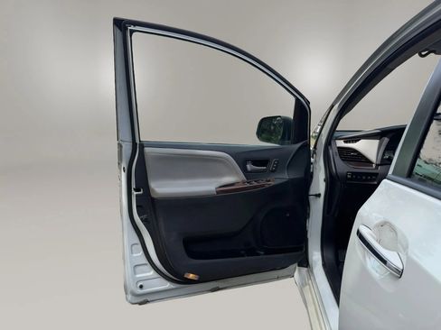 Used 2018 Toyota Sienna Limited Premium FWD image 15