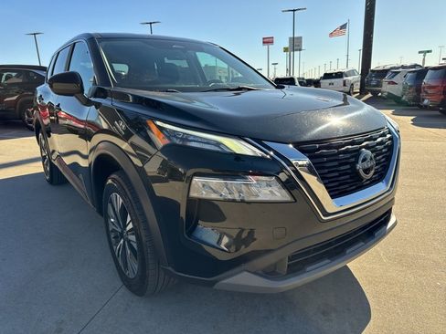 Used 2023 Nissan Rogue SV image 3