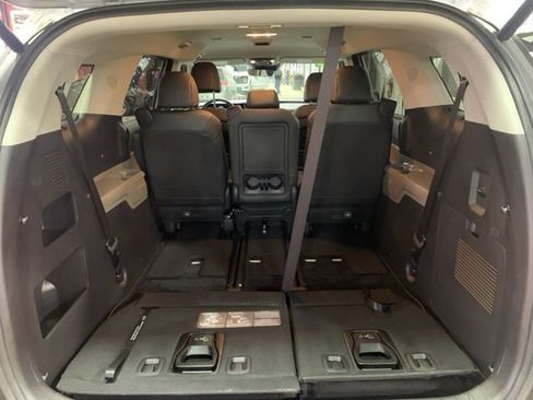 Used 2025 Kia Carnival EX image 25