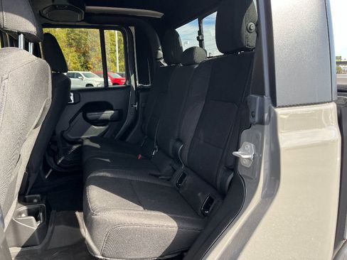 Used 2022 Jeep Gladiator Sport image 14