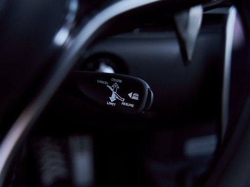 Used 2025 McLaren Artura Spider RWD image 60