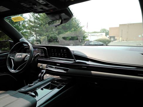 Used 2024 Cadillac Escalade ESV V w/ LPO, ONYX Package AWD/4WD image 18