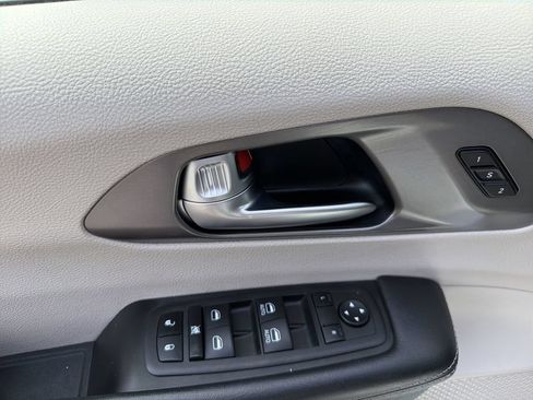 Used 2023 Chrysler Pacifica Touring-L FWD image 15