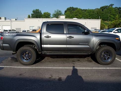Used 2022 Toyota Tacoma TRD Off-Road w/ TRD Premium Off Road Package AWD/4WD image 10