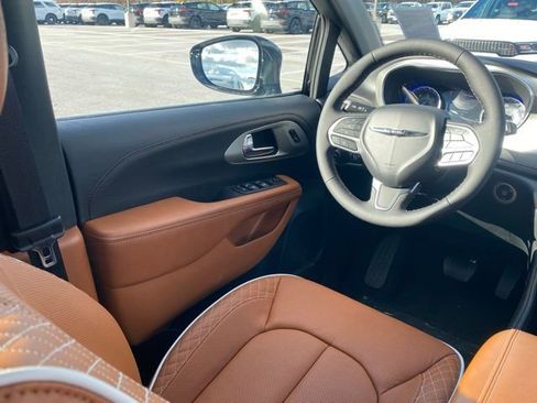 New 2026 Chrysler Pacifica Pinnacle image 38