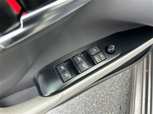 Used 2020 Toyota Camry SE image 19