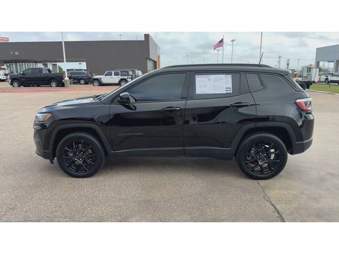 Used 2025 Jeep Compass Latitude w/ Altitude Special Edition image 5
