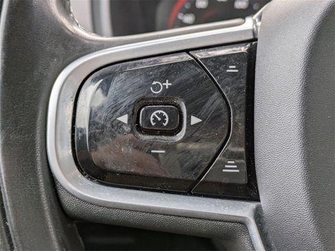 Certified 2022 Volvo XC90 T6 Momentum image 33