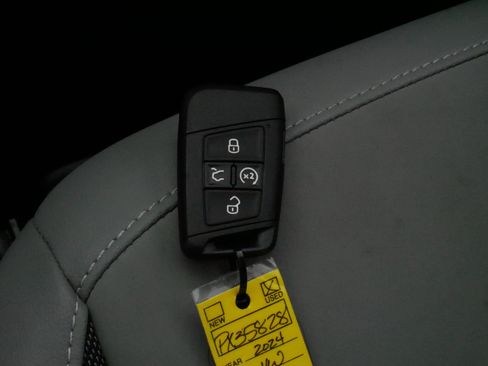 Used 2024 Volkswagen Taos SE AWD/4WD image 32