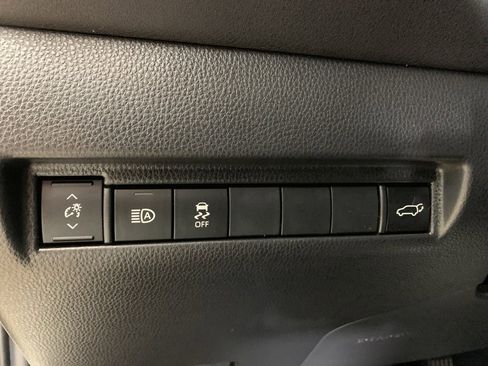 Used 2023 Toyota Venza XLE image 19