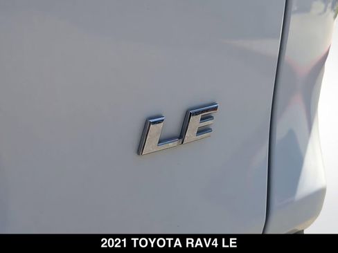 Used 2021 Toyota RAV4 LE FWD image 7